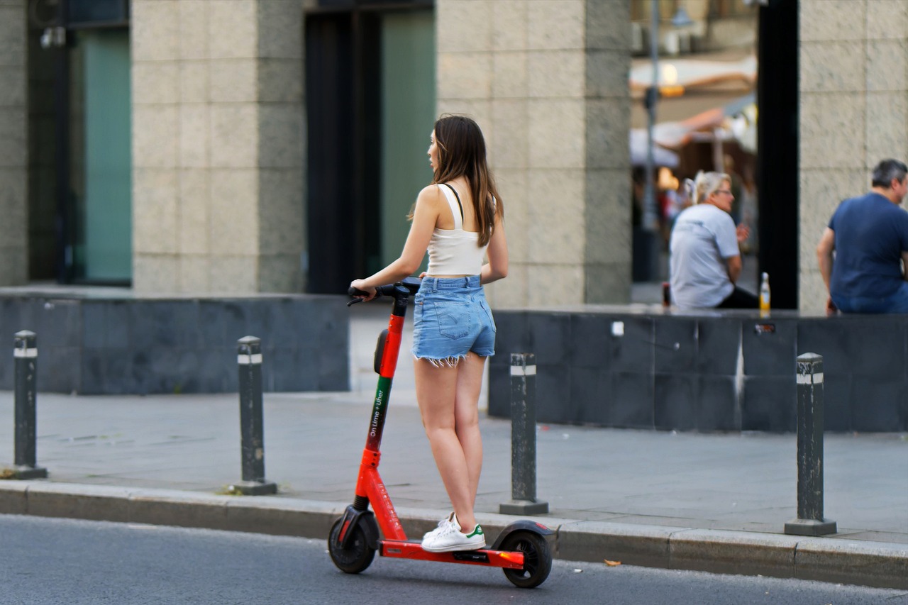 Paspirtukų era, elektriniai prietaisai keičia miesto judėjimo dinamiką ir ateities tendencijas